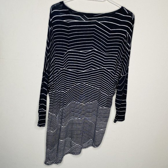 BCBG MaxAzria Sweater Women M Black White Striped Asymmetrical Hem - Picture 6 of 7